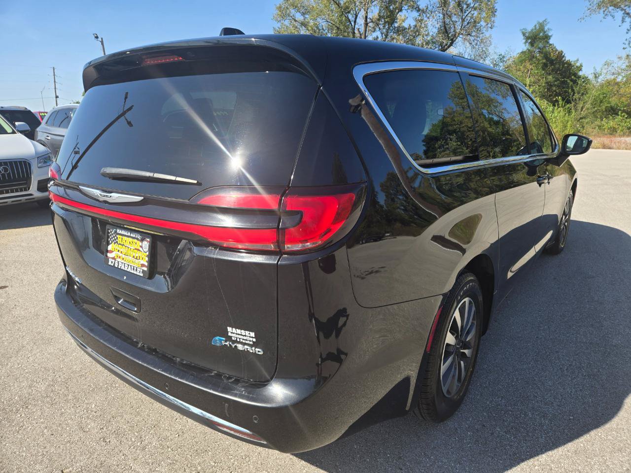 Used 2024 Chrysler Pacifica Limited FWD image 4