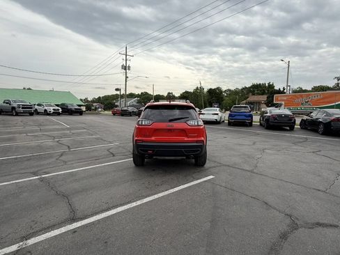 Used 2019 Jeep Cherokee Trailhawk w/ Comfort/Convenience Group AWD/4WD image 12