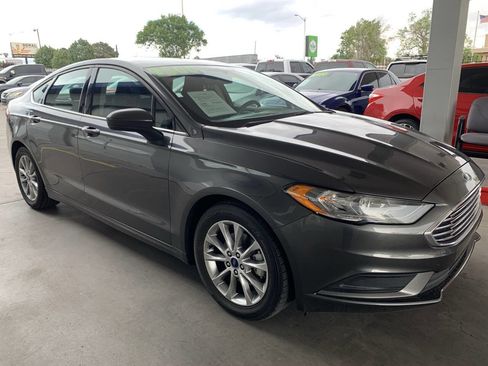 Used 2017 Ford Fusion SE w/ Fusion SE Technology Package FWD image 2