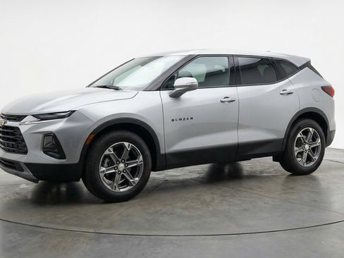 Used 2025 Chevrolet Blazer LT FWD image 3