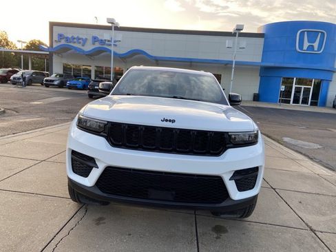 Used 2024 Jeep Grand Cherokee Altitude RWD image 3
