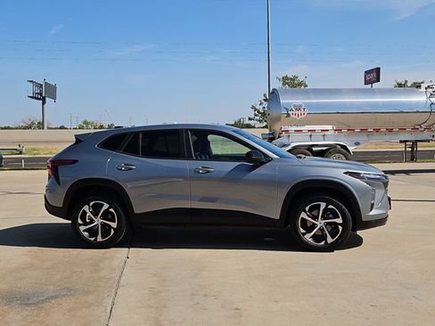 Used 2024 Chevrolet Trax RS FWD image 4