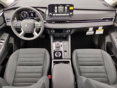 New 2025 Mitsubishi Outlander SE image 2