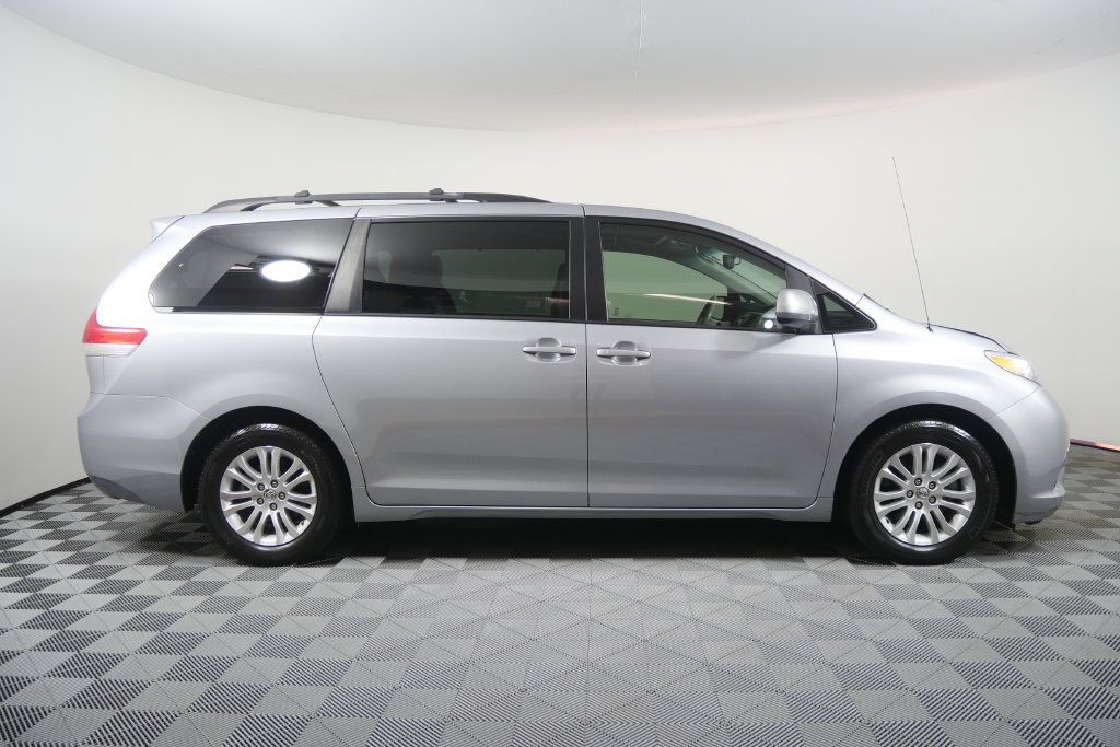 Used 2013 Toyota Sienna XLE FWD image 3