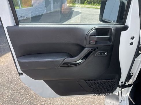 Used 2014 Jeep Wrangler Unlimited Sahara AWD/4WD image 11