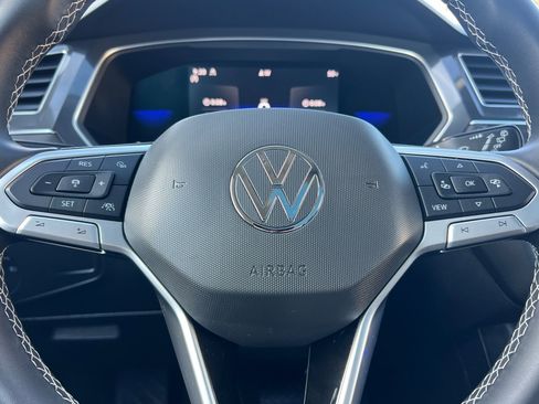 Used 2022 Volkswagen Tiguan SE w/ Panoramic Sunroof Package image 23