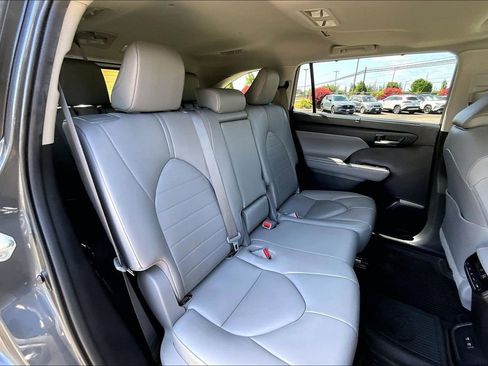Used 2020 Toyota Highlander XLE AWD/4WD image 19