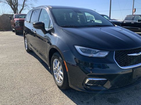 Used 2023 Chrysler Pacifica Touring-L image 15