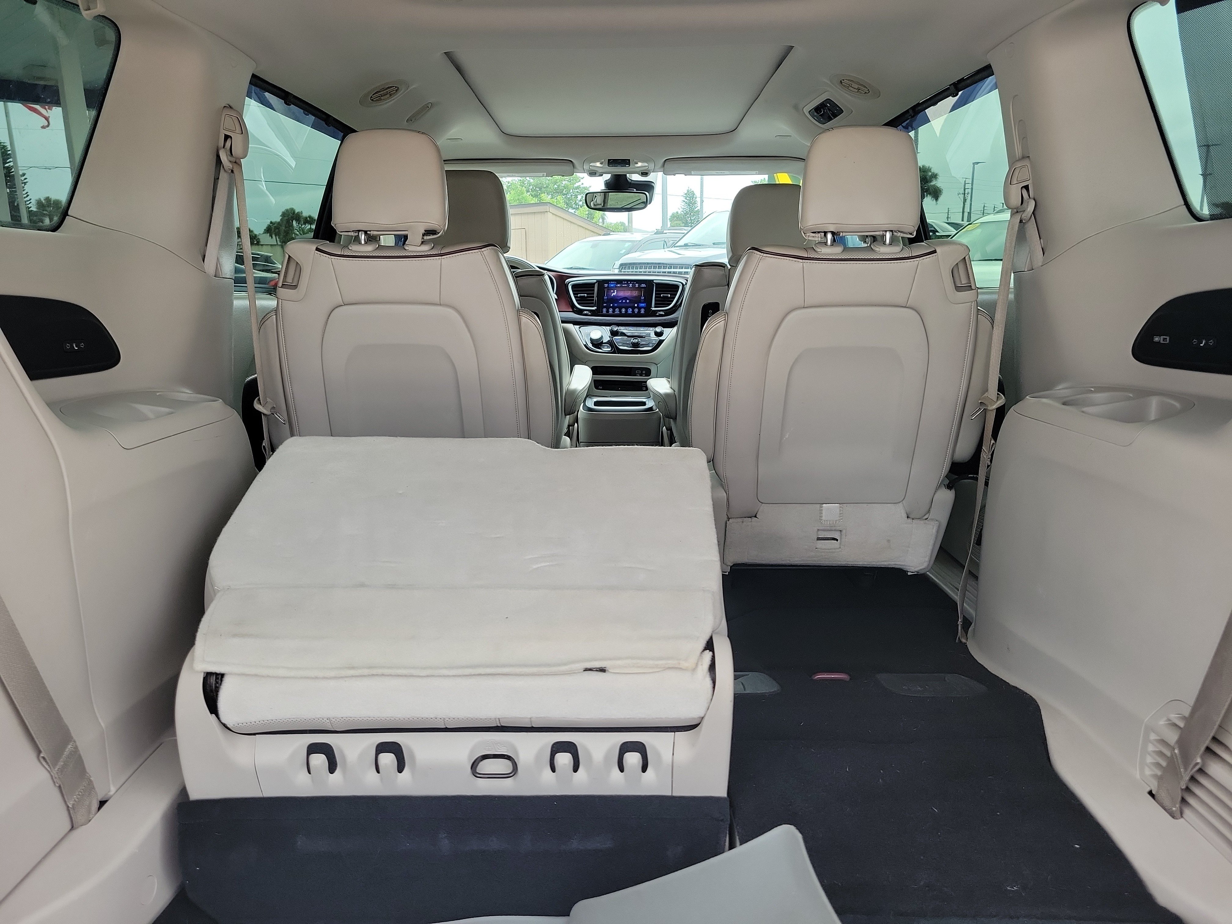Used 2017 Chrysler Pacifica Limited w/ UConnect Theater Package FWD image 7