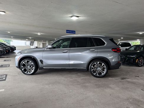 Used 2024 BMW X5 sDrive40i w/ Premium Package RWD image 2