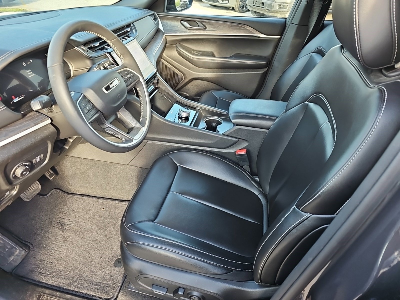 Used 2024 Jeep Grand Cherokee Limited w/ Black Appearance Package AWD/4WD image 17