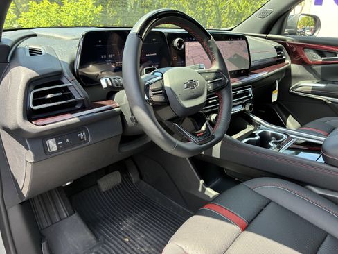New 2026 Chevrolet Traverse RS w/ LPO, Floor Liner Package FWD image 24