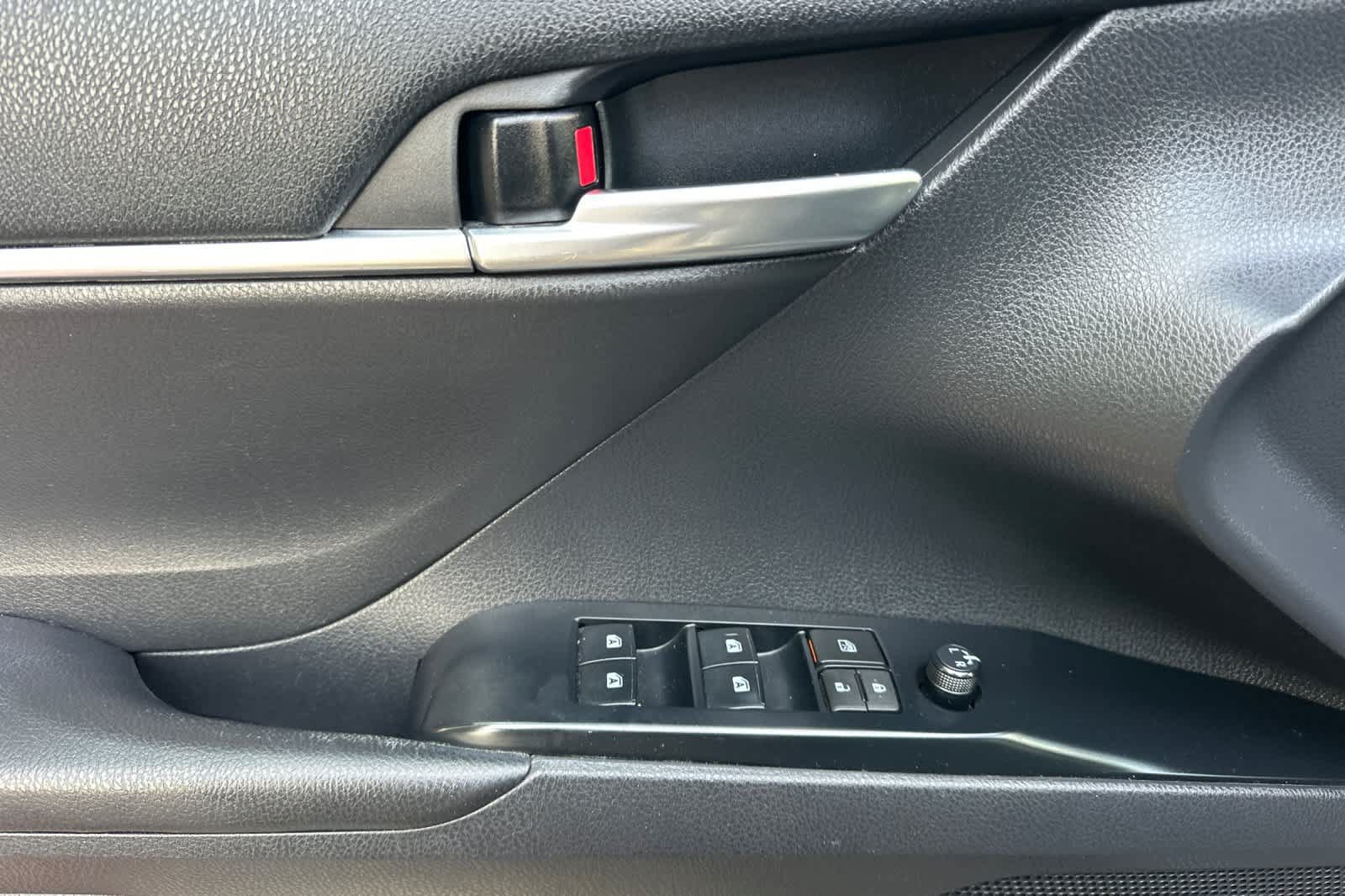 Used 2020 Toyota Camry SE FWD image 12