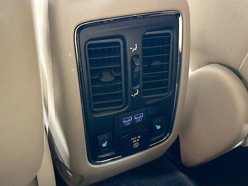 Used 2017 Jeep Grand Cherokee Limited image 24