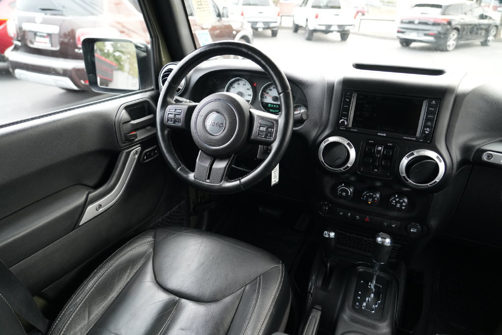 Used 2015 Jeep Wrangler Unlimited Sahara w/ Connectivity Group AWD/4WD image 22