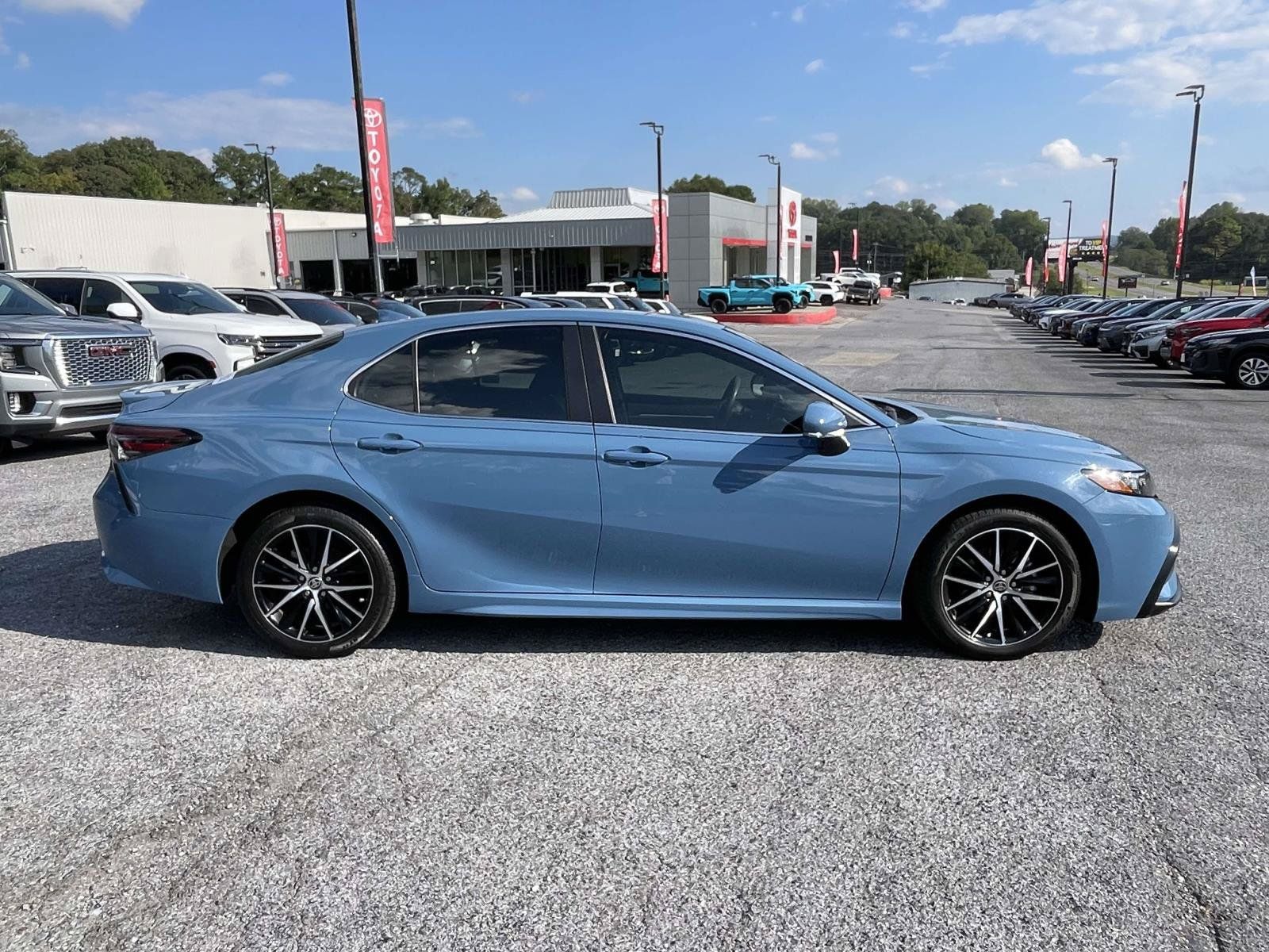 Used 2023 Toyota Camry SE FWD image 2