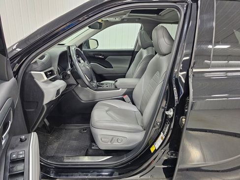 Used 2022 Toyota Highlander XLE AWD/4WD image 11