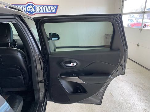 Used 2019 Jeep Cherokee Limited w/ Technology Group AWD/4WD image 27