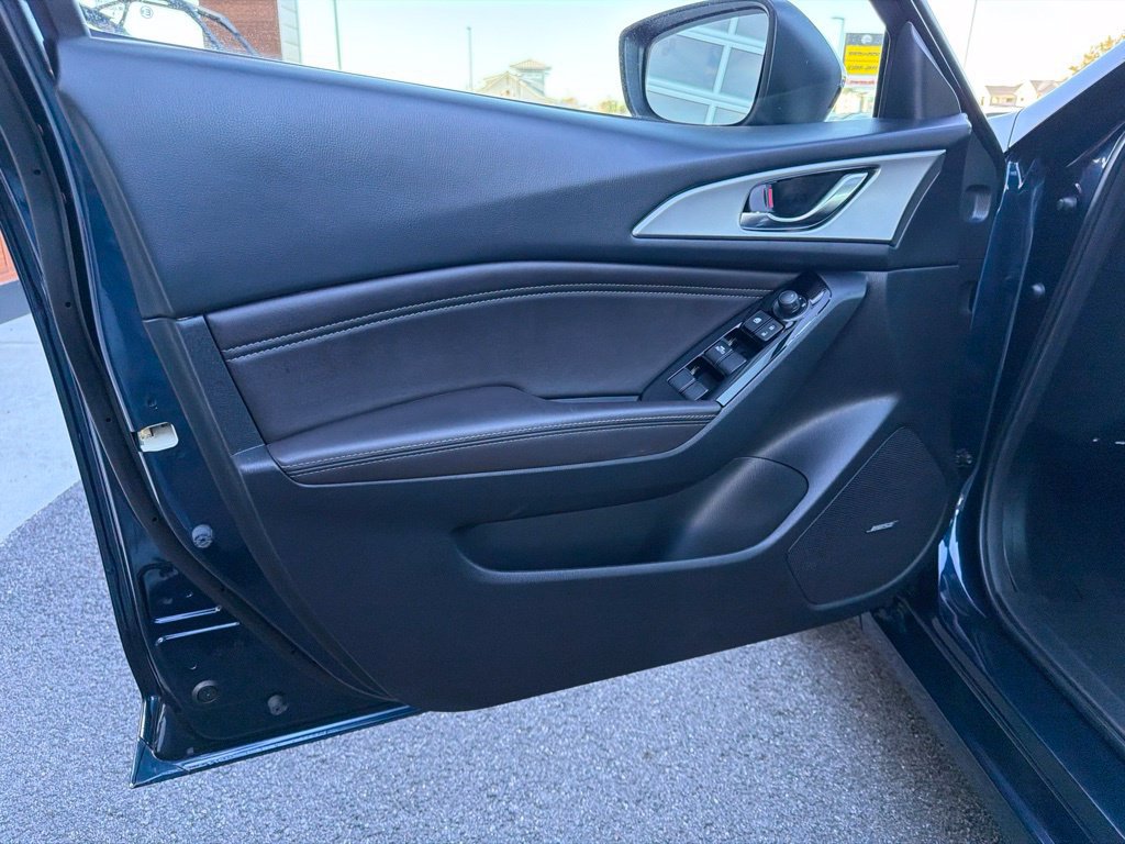 Used 2018 MAZDA MAZDA3 Touring FWD image 10