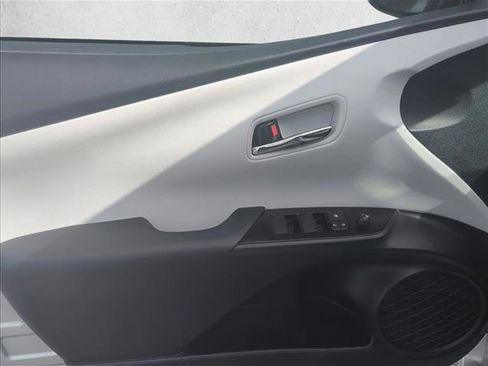 Used 2021 Toyota Prius XLE image 10