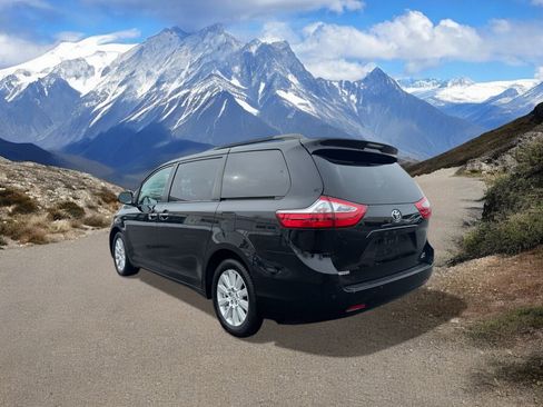 Used 2017 Toyota Sienna XLE Premium image 3