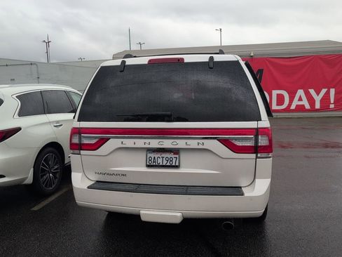 Used 2017 Lincoln Navigator Select image 4
