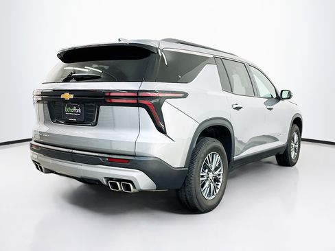 Used 2025 Chevrolet Traverse LT image 9