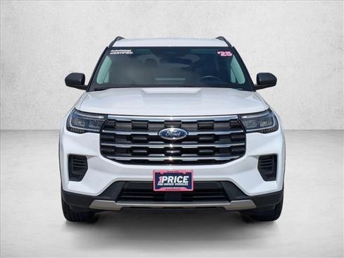 Used 2025 Ford Explorer Active RWD image 2