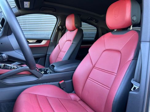 Certified 2025 Porsche Cayenne Coupe image 5