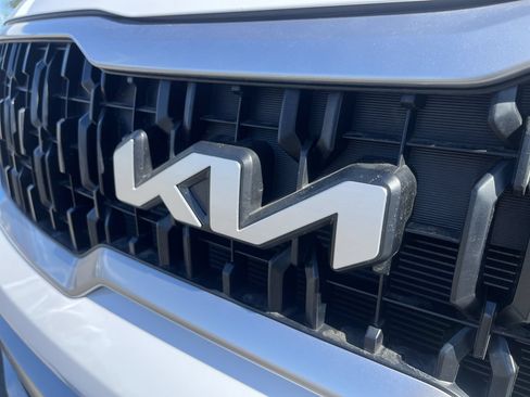 Used 2024 Kia Telluride EX w/ EX Captain's Chair Package FWD image 30