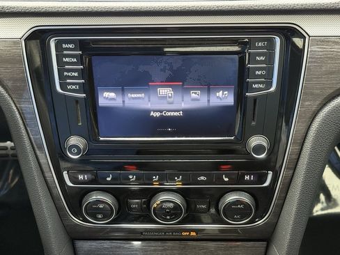 Used 2017 Volkswagen Passat 1.8T SEL Premium image 38