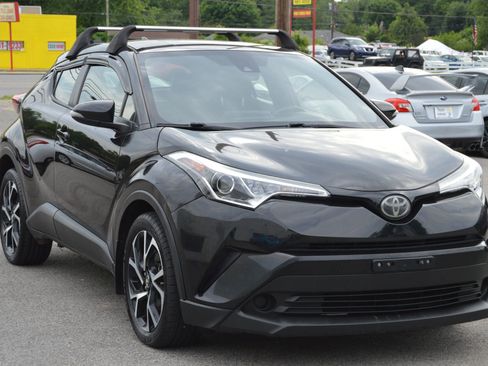 Used 2018 Toyota C-HR XLE FWD image 2