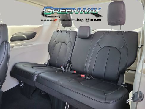 Used 2023 Chrysler Pacifica Touring-L FWD image 16