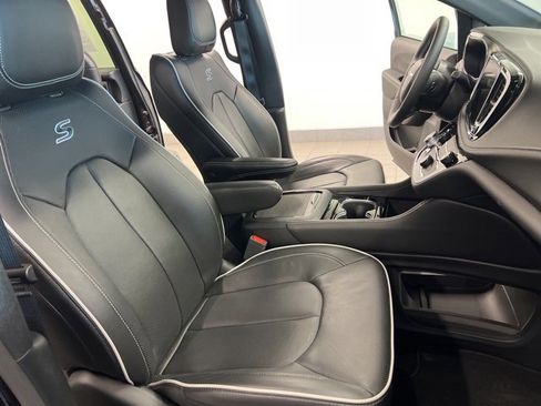 Used 2024 Chrysler Pacifica Limited w/ S Appearance Package image 19