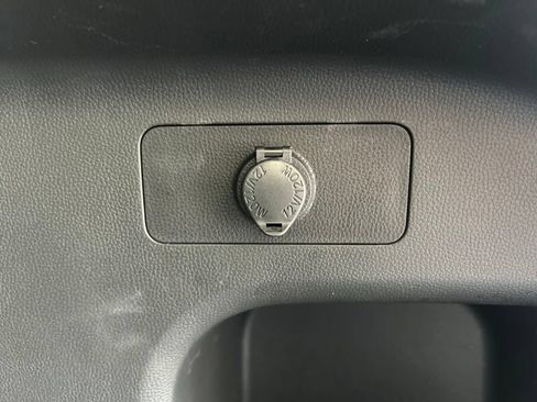 Used 2025 Toyota RAV4 XLE FWD image 33