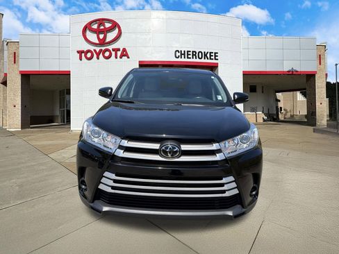 Used 2019 Toyota Highlander LE FWD image 2