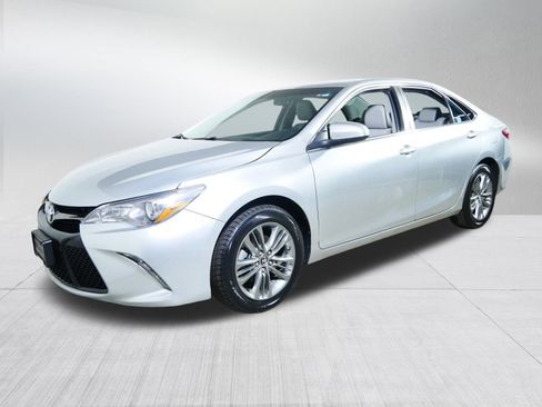 Used 2016 Toyota Camry SE image 3