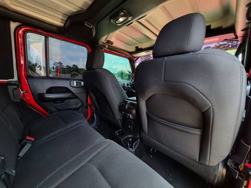 Used 2018 Jeep Wrangler Unlimited Sahara AWD/4WD image 34