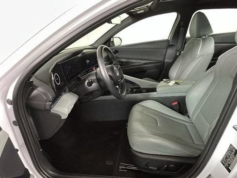 Certified 2025 Hyundai Elantra Limited FWD image 12