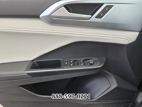 Certified 2025 Volkswagen Taos SE image 31