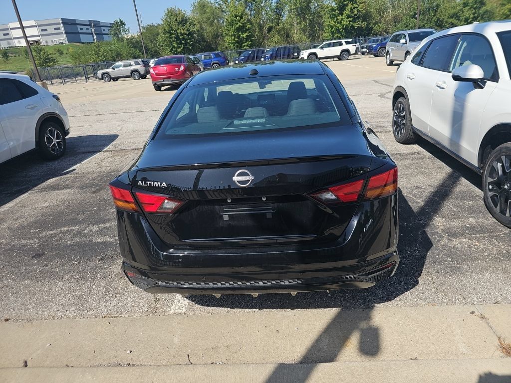 Used 2025 Nissan Altima 2.5 SV FWD image 6