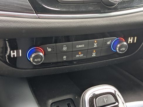 Used 2018 Buick Enclave Essence w/ LPO, Luxury Package image 25