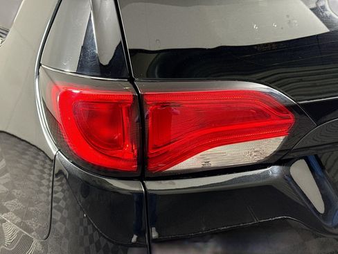 Used 2023 Chrysler Voyager LX image 36