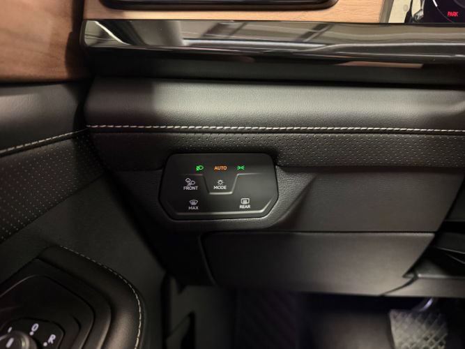 Used 2025 Volkswagen Atlas SE FWD image 20