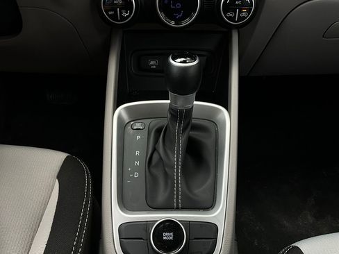 Used 2025 Hyundai Venue SEL image 24