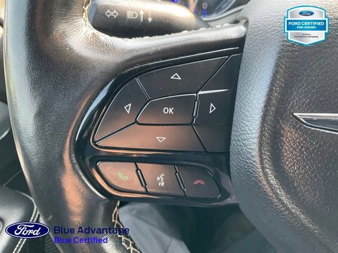 Used 2020 Chrysler Pacifica Touring-L FWD image 8
