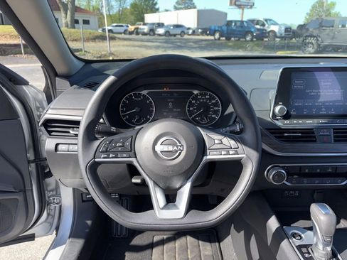 Used 2025 Nissan Altima 2.5 SV image 11