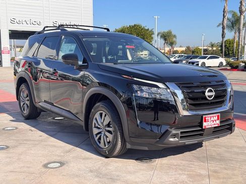 New 2025 Nissan Pathfinder SV image 2