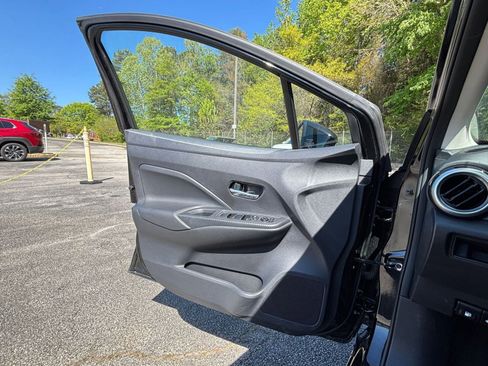 Used 2025 Nissan Versa SV FWD image 18