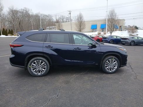 New 2026 Toyota Highlander Platinum image 4